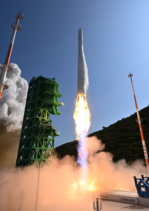 순수 국내기술로 제작된 한국형 최초 우주발사체 '누리호'(KSLV-Ⅱ)'가 21일 전남 고흥군 나로우주센터에서 발사되고 있다. 2022.6.21/뉴스1 © News1 사진공동취재단