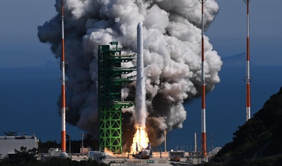 순수 국내 기술로 설계 및 제작된 한국형 발사체 누리호가 21일 전남 고흥군 나로우주센터 발사대에서 화염을 내뿜으며 우주로 날아오르고 있다. 사진=뉴시스