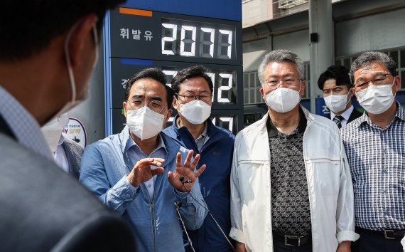 주유소 찾은 박홍근 민주 원내대표. 박홍근(왼쪽 첫번째) 더불어민주당 원내대표가 21일 유가 폭등대책 마련을 위한 일정의 하나로 서울 양천구 소재 한 셀프주유소를 방문해 관계자와 대화를 나누고 있다. 사진=서동일 기자