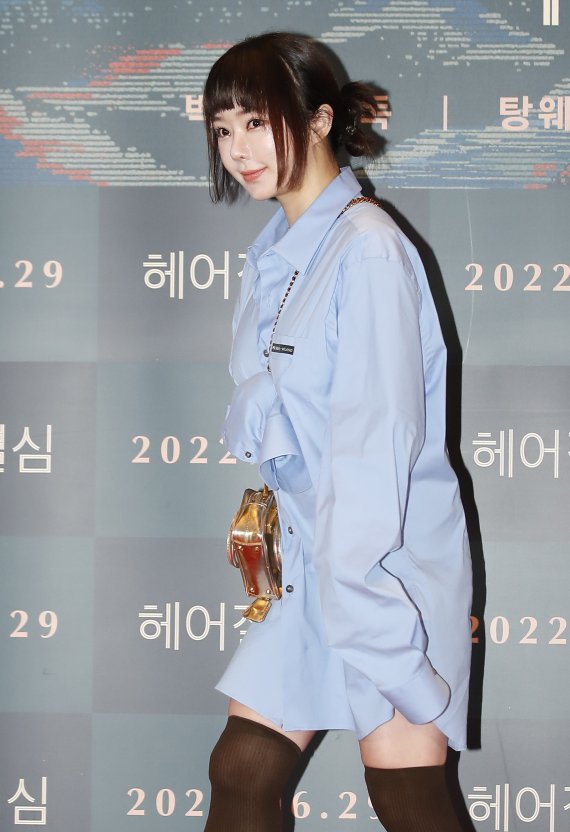 배우 서우가 21일 서울 용산구 CGV 용산아이파크몰에서 열린 영화 '헤어질 결심' VIP시사회에서 포토타임을 마친 뒤 이동하고 있다. © News1 권현진 기자