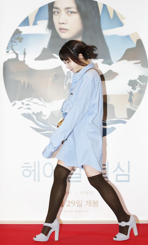 배우 서우가 21일 서울 용산구 CGV 용산아이파크몰에서 열린 영화 '헤어질 결심' VIP시사회에서 포토타임을 마친 뒤 상영관으로 이동하고 있다. © News1 권현진 기자