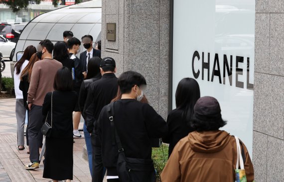 지난해 10월11일 오전 서울 중구 신세계백화점 본점에서 시민들이 입장을 위해 줄 서 있다. 샤넬, 에르메스 등 명품 브랜드들은 최근 1인당 구매 가능 수량을 제한한 것으로 알려졌으며 이는 대량으로 구매해 정가보다 비싸게 되파는 '리셀'을 막기 위한 조치로 해석된다. 2021.10.11/뉴스1 © News1 조태형 기자