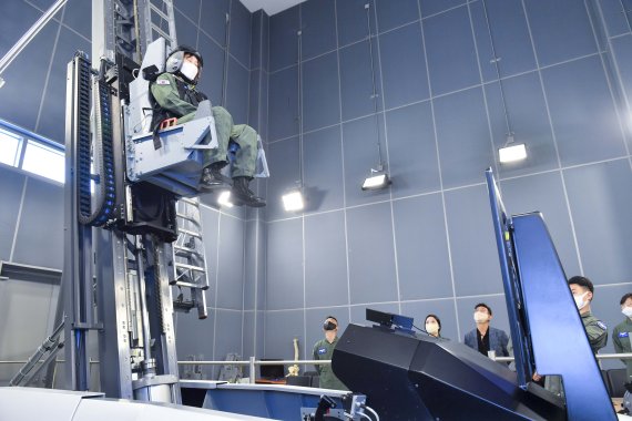 지난 16일 충북 청주 소재 공군 항공우주의학훈련센터에서 취재진이 비상탈출 훈련을 하고 있다.(공군 제공)© 뉴스1