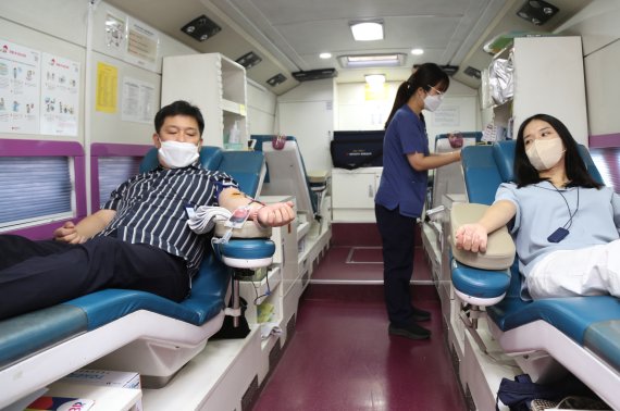 DL그룹 임직원들이 21일 서울 종로구 돈의문 디타워 앞 헌혈버스에서 헌혈을 하고 있다. DL그룹 제공