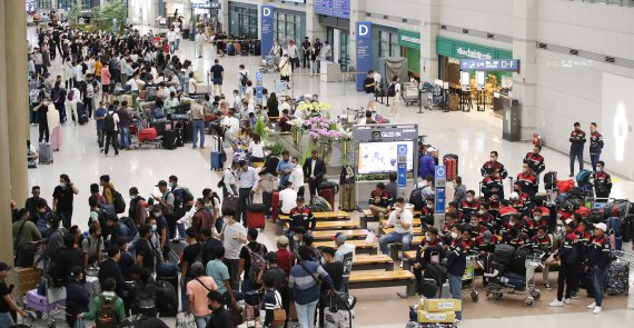 지난달 22일 오전 인천국제공항이 입국자들로 북적이고 있다. 뉴스1 제공