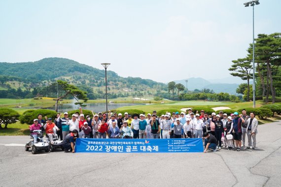 골프존카운티 안성H에서 진행된 ‘장애인 필드골프대회’의 단체 기념사진.(골프존문화재단 제공)© 뉴스1