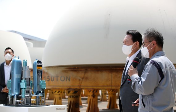 윤석열 대통령이 지난 6월 22일 경남 창원 두산에너빌리티 원자력 공장을 방문해 APR1400 원자력발전소 조감도를 살펴보고 있다. /뉴시스