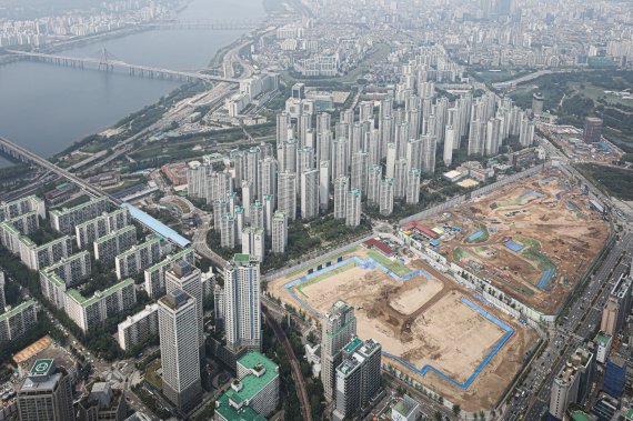 [서울=뉴시스] 권창회 기자 = 서울시가 송파구 잠실동과 강남구 삼성동·청담동·대치동 지역의 '토지거래허가구역' 지정 규제를 1년 더 연장했다. 사진은 송파구 롯데월드타워 서울스카이에서 바라본 송파구 일대 아파트 단지 모습. 2022.06.17. kch0523@newsis.com