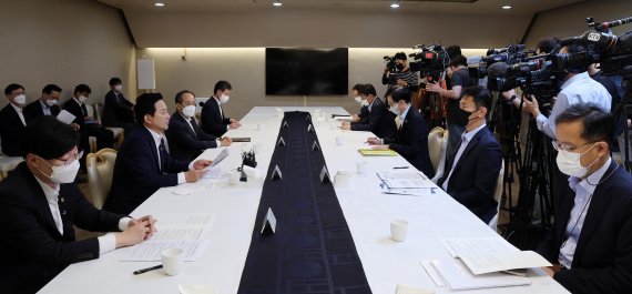 [서울=뉴시스] 배훈식 기자 = 추경호 경제부총리 겸 기획재정부 장관이 21일 오전 서울 종로구 정부서울청사에서 열린 제1차 부동산 관계장관회의를 주재하고 있다.(공동취재사진) 2022.06.21. photo@newsis.com
