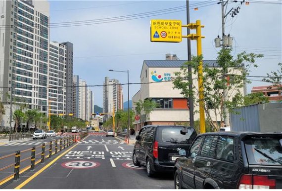 [광주=뉴시스] 송창헌 기자 =광주시가 전국 최초로 어린이 보호구역 시·종점 표지판 지주를 눈에 확 띄는 노란색으로 교체하는 작업에 나섰다고 22일 밝혔다. (사진=광주시 제공) 2022.06.22 photo@newsis.com *재판매 및 DB 금지