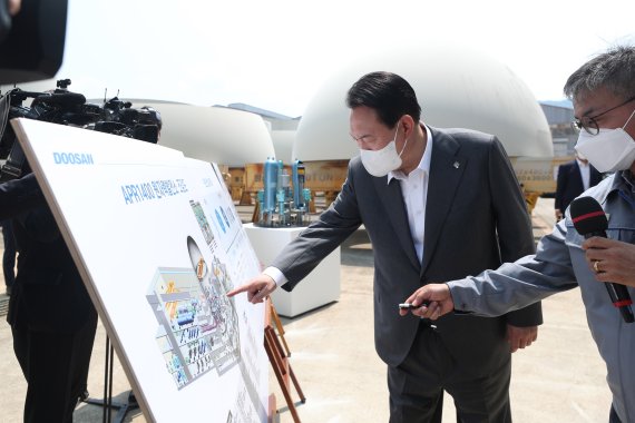 [창원=뉴시스] 홍효식 기자 = 윤석열 대통령이 22일 경남 창원 두산에너빌리티 원자력 공장을 방문해 APR1400 원자력발전소 조감도를 살펴보고 있다. 2022.06.22. yesphoto@newsis.com