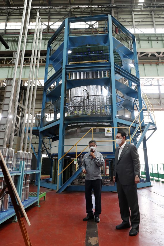 [창원=뉴시스] 홍효식 기자 = 윤석열 대통령이 22일 경남 창원 두산에너빌리티 원자력 공장을 방문해 신고리 6호기 원자로 상부헤드에 대한 설명을 듣고 있다. 2022.06.22. yesphoto@newsis.com