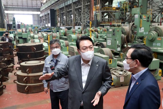 [창원=뉴시스] 홍효식 기자 = 윤석열 대통령이 22일 경남 창원 두산에너빌리티를 방문해 원자로 제작 공장을 시찰하고 있다. 2022.06.22. yesphoto@newsis.com