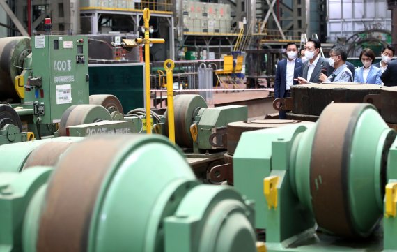 [창원=뉴시스] 홍효식 기자 = 윤석열 대통령이 22일 경남 창원 두산에너빌리티를 방문해 원자로 제작 공장을 시찰하고 있다. 2022.06.22. yesphoto@newsis.com