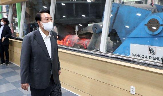 [창원=뉴시스] 홍효식 기자 = 윤석열 대통령이 22일 경남 창원 두산에너빌리티 단조 공장을 방문해 17,000톤 프레스 설비를 시찰하고 있다. 2022.06.22. yesphoto@newsis.com