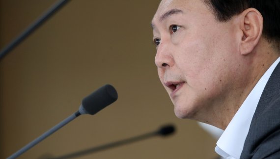 [창원=뉴시스] 홍효식 기자 = 윤석열 대통령이 22일 경남 창원 두산에너빌리티에서 열린 원전산업 협력업체 간담회에서 발언하고 있다. 2022.06.22. yesphoto@newsis.com