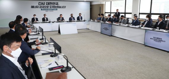 [창원=뉴시스] 홍효식 기자 = 윤석열 대통령이 22일 경남 창원 두산에너빌리티에서 열린 원전산업 협력업체 간담회에서 발언하고 있다. 2022.06.22. yesphoto@newsis.com