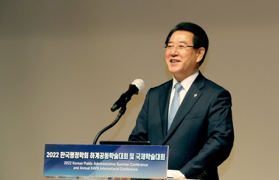 김영록 전남도지사는 22일 한국행정학회 주최로 전남 여수시에서 열린 '2022 하계공동학술대회 및 국제학술대회' 패널토론에서 "지역 주도 성장을 위해선 정부의 과감한 지원이 필수적"이라고 밝혔다.사진=전남도 제공