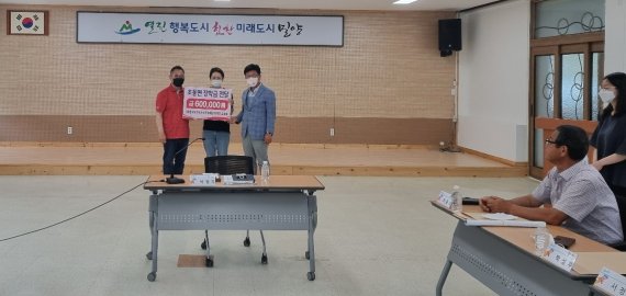 사진 왼쪽 김창호 한국통기타가수 문화예술협회장, 오른쪽 박정기 초동면장. *재판매 및 DB 금지