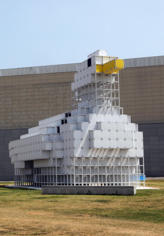 [부산=뉴시스] 하경민 기자 = 야외 파빌리온 프로젝트 'Re: 새- 새- 정글'이 열린 22일 부산 사하구 부산현대미술관 야외공원에서 전국에 버려진 폐플라스틱 27t을 모아서 고기능성 플라스틱(ABS)과 폴리염화비닐(PVC)로 분리 사출한 총 1만5000개의 모듈러로 제작한 을숙도 철새 '쇠백로' 파빌리온이 전시돼 있다. 이번 전시는 10월 23일까지 계속된다. 2022.06.22. yulnetphoto@newsis.com