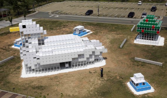 [부산=뉴시스] 하경민 기자 = 야외 파빌리온 프로젝트 'Re: 새- 새- 정글'이 열린 22일 부산 사하구 부산현대미술관 야외공원에서 전국에 버려진 폐플라스틱 27t을 모아서 고기능성 플라스틱(ABS)과 폴리염화비닐(PVC)로 분리 사출한 총 1만5000개의 모듈러로 제작한 을숙도 철새 '쇠백로' 파빌리온이 전시돼 있다. 이번 전시는 10월 23일까지 계속된다. 2022.06.22. yulnetphoto@newsis.com