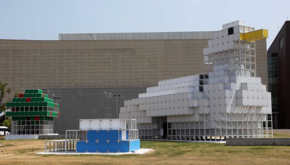 [부산=뉴시스] 하경민 기자 = 야외 파빌리온 프로젝트 'Re: 새- 새- 정글'이 열린 22일 부산 사하구 부산현대미술관 야외공원에서 전국에 버려진 폐플라스틱 27t을 모아서 고기능성 플라스틱(ABS)과 폴리염화비닐(PVC)로 분리 사출한 총 1만5000개의 모듈러로 제작한 을숙도 철새 '쇠백로' 파빌리온이 전시돼 있다. 이번 전시는 10월 23일까지 계속된다. 2022.06.22. yulnetphoto@newsis.com