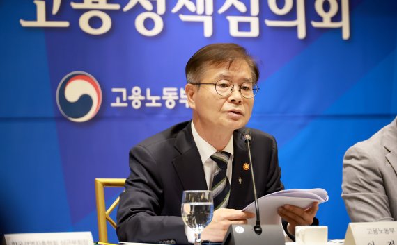 이정식 고용노동부 장관이 22일 서울 중구 한국프레스센터에서 열린 2022년도 제3차 고용정책심의회에서 발언하고 있다. (고용노동부 제공).뉴스1