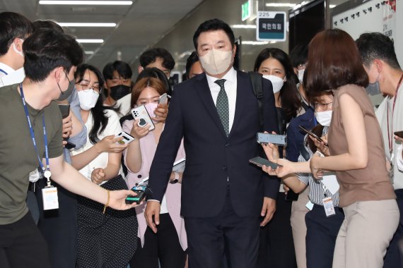 22일 오후 국회에서 국민의힘 이준석 대표에 대한 성상납 및 증거인멸 의혹을 조사하기 위한 당 윤리위원회가 열리고 있는 가운데, 이 대표의 최측근인 김철근 당대표 정무실장이 취재진들의 질문에 답하고 있다. (공동취재사진) 사진=뉴시스