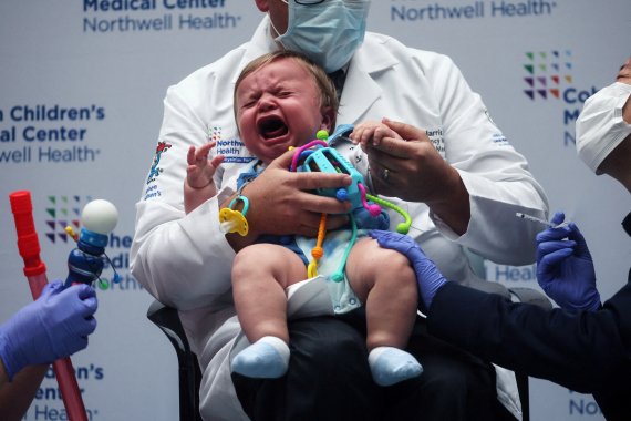생후 9개월인 미국의 올리버 해리스가 미국 뉴욕의 한 어린이 병원에서 코로나19 백신을 맞은 뒤 울부짖고 있다. /사진=로이터뉴스1