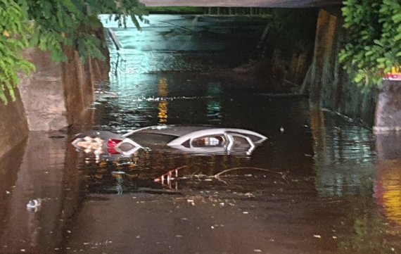 2020년 7월30일 충북 증평군 증평읍 한 굴다리에서 차량이 침수돼 운전자가 소방당국에 의해 구조되고 있는 모습. (충북소방본부 제공)./뉴스1 © News1