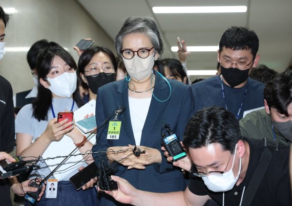 이양희 국민의힘 윤리위원장이 22일 오후 서울 여의도 국회에서 열린 이준석 당대표의 성 상납 증거인멸교사 의혹에 대한 윤리위원회 회의 도중 잠시 나와 취재진 질문에 답변하고 있다. (공동취재) © News1 이재명 기자 /사진=뉴스1