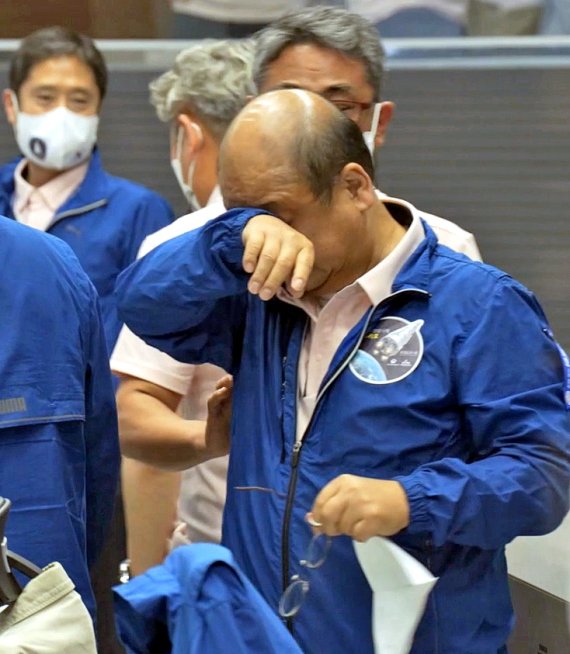 순수 국내기술로 제작된 한국형 최초 우주발사체 '누리호'(KSLV-Ⅱ)'가 성공적으로 발사된 21일고흥 나로우주센터 임무통제센터에서 한 연구원이 눈물을 닦고 있다. 누리호는 두번째 도전 끝에 발사에 성공했으며 이로써 우리나라는 세계 7번째로 1500kg급 실용 위성을 지구 저궤도(600~800㎞)에 수송할 수 있는 능력을 확보한 국가가 됐다.(한국항공우주연구원 제공) 2022.6.21/뉴스1 © News1 장수영 기자