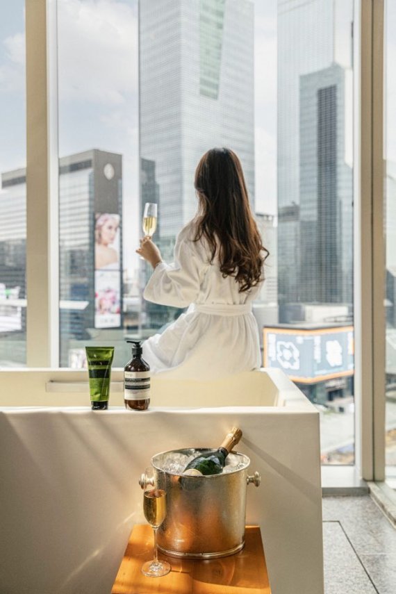 도심 전망 객실에서 인증샷을 남기는 투숙객의 모습(파크 하얏트 제공)© 뉴스1