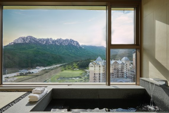 소노 펠리체 델피노에서 바라본 울산바위(대명소노그룹 제공)© 뉴스1