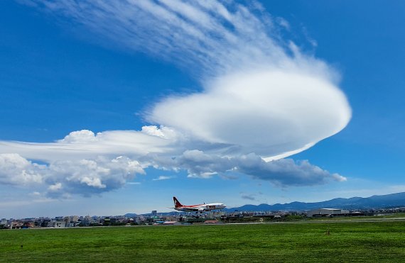[제주=뉴시스] 우장호 기자 = 밤부터 장맛비가 예고된 23일 오후 제주시 하늘에 일명 '렌즈구름'이 떠올라 신비한 분위기를 자아내고 있다. 렌즈구름은 강한 바람에 습한 공기가 산을 넘어가며 만들어진다. 2022.06.23. woo1223@newsis.com