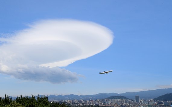 [제주=뉴시스] 우장호 기자 = 밤부터 장맛비가 예고된 23일 오후 제주시 하늘에 일명 '렌즈구름' 또는 'UFO구름'이 떠올라 신비한 분위기를 자아내고 있다. 렌즈구름은 강한 바람에 습한 공기가 산을 넘어가며 만들어진다. 2022.06.23. woo1223@newsis.com