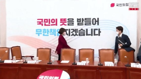 '악수' 거부 이준석·배현진…비공개 회의서 언쟁(종합)