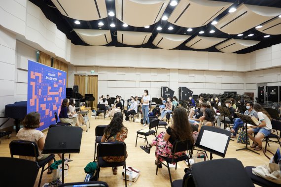 2022 KNSO 국제 오케스트라 아카데미에 참가하는 한국 및 전세계 29개국 학생들이 오리엔테이션을 진행하고 있다. / 국립심포니오케스트라 제공