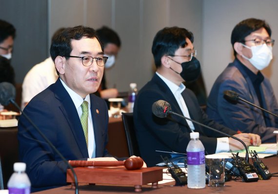 이창양 산업통상자원부 장관(왼쪽 첫번째)이 23일 서울 중구 더플라자호텔에서 열린 제25차 에너지위원회에 참석해 인사말을 하고 있다. 산업통상자원부 제공
