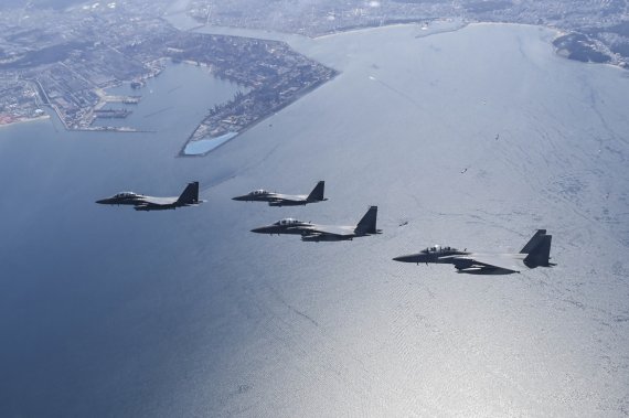 공군 F-15K 편대가 경상북도 포항시 영일만 상공을 초계비행하고 있다. 사진=공군 제공