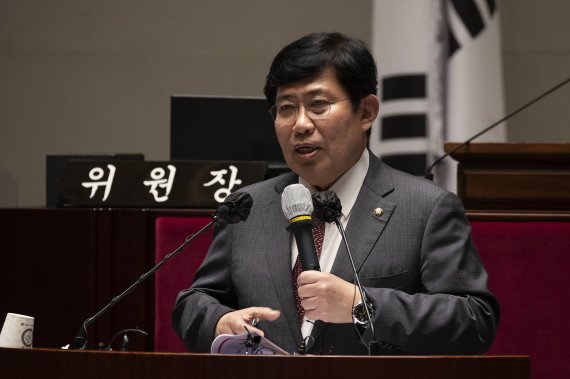 윤창현 국민의힘 의원이 23일 오후 국회에서 열린 국민의힘 정책의원총회에서 가상자산과 관련된 강의를 하고 있다. 뉴시스