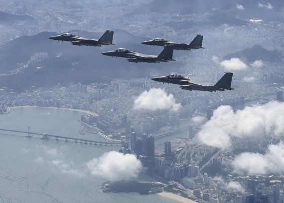 공군 F-15K 전투기 편대가 부산 상공을 초계비행하고 있다. 사진=공군 제공