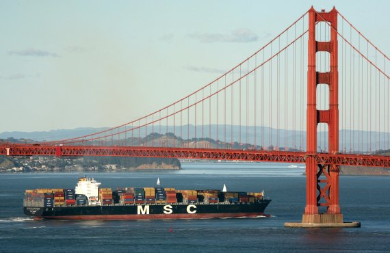 미국 캘리포니아주 샌프란시스코의 금문교 아래를 지나는 컨테이너선.로이터뉴스1