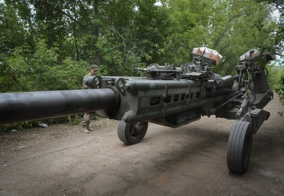 우크라이나 군인들이 18일(현지시간) 동부 도네츠크 지역에서 미국이 지원한 M777 곡사포를 이동하고 있다. AP뉴시스