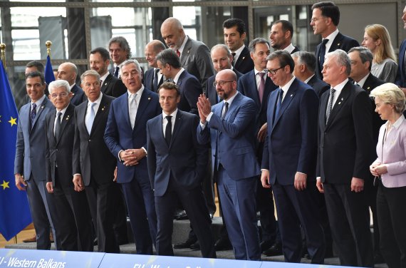 유럽연합(EU) 정상들이 23일(현지시간) 벨기에 브뤼셀에서 열린 EU 정상회의에서 단체 사진을 찍기 위해 포즈를 취하고 있다. AP뉴시스