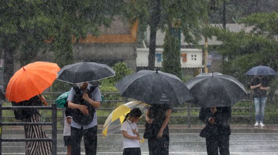 [서울=뉴시스] 조수정 기자 = 전국이 장마에 들어간 23일 서울 용산구 삼각지역 인근에서 시민들이 폭우에 우산을 들고 있다. 2022.06.23. chocrystal@newsis.com /사진=뉴시스