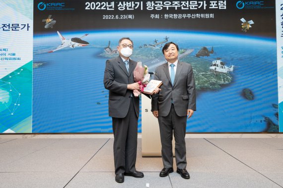 신임 항공우주산학위원장으로 선임된 서울대 항공우주공학과 김유단 교수와 KAI 안현호 사장(오른쪽). KAI 제공