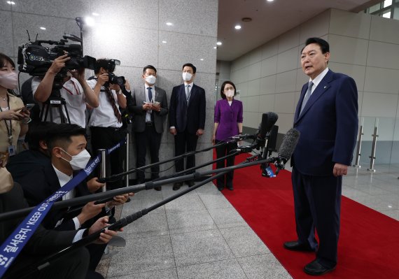 윤석열 대통령이 24일 서울 용산 대통령실 청사로 출근하며 취재진 질문에 답하고 있다. 대통령실통신사진기자단, 뉴시스.