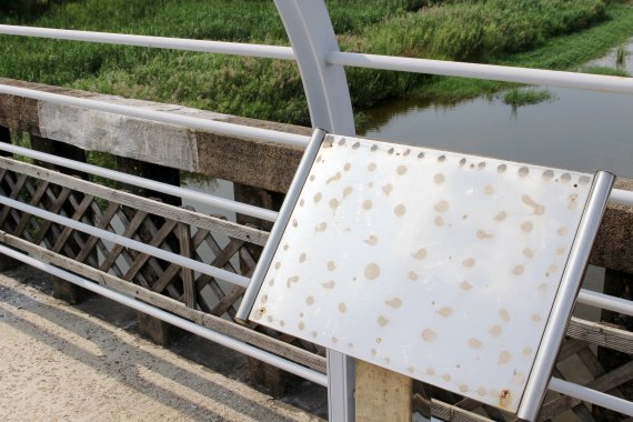 23일 오후 광주 북구 동림동 옛산동교의 안내 게시판이 뜯어지고 깨진채 훼손돼있다. 2022.6.23/뉴스1 © News1 이승현 수습기자