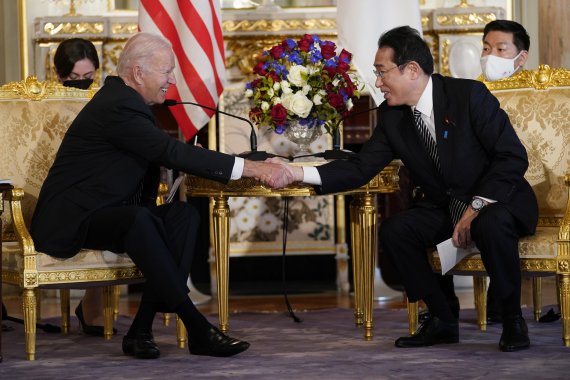 [도쿄=AP/뉴시스] 조 바이든(왼쪽) 미국 대통령이 지난달 23일 일본 도쿄의 아카사카궁에서 기시다 후미오 일본 총리와 양자 회담에 앞서 악수하고 있다. 2022.06.24.